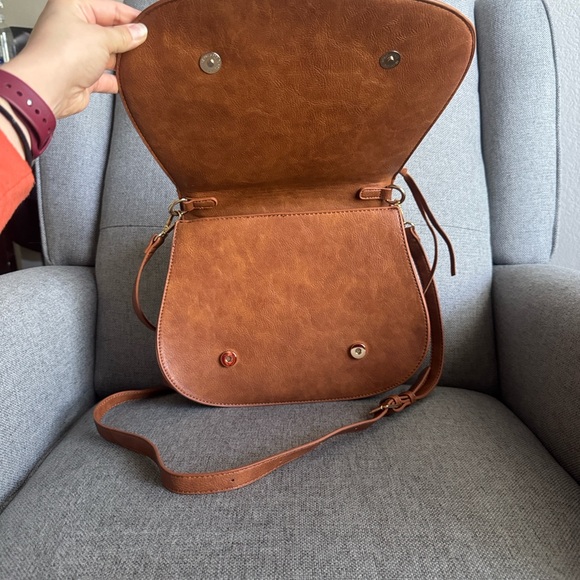 Urban Expressions Tan Khloe Vegan Leather Saddle Shaped Crossbody Bag - Picture 5 of 16